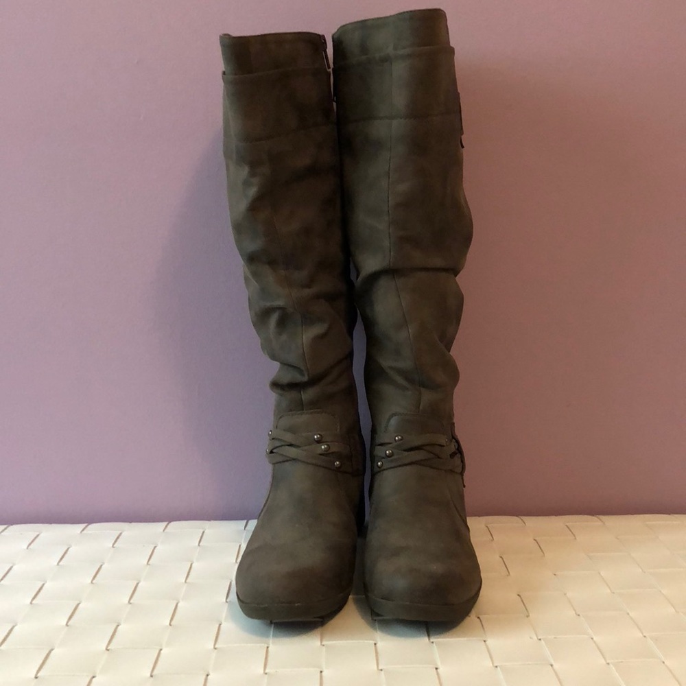 Boots - Picture 2 of 6